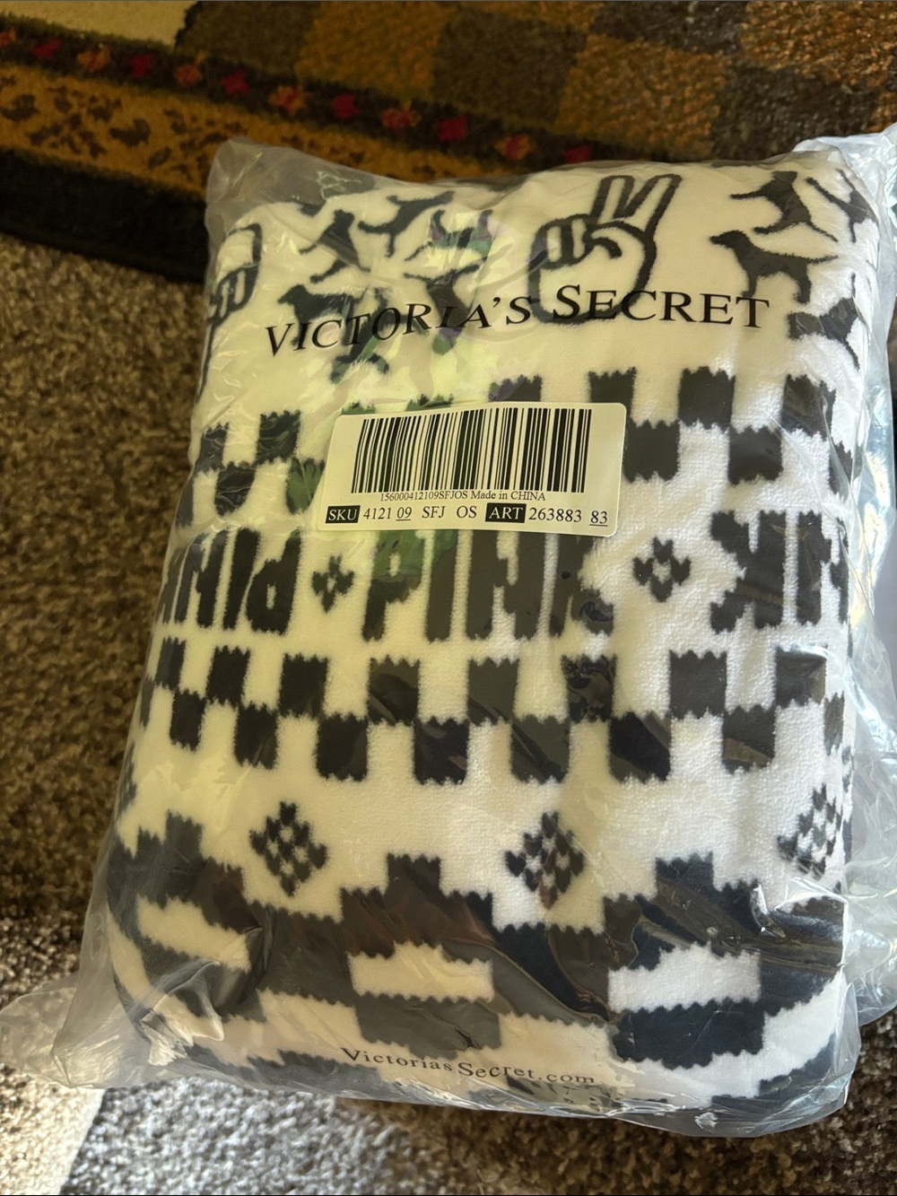 NWT Victoria's Secret Pink blanket White Black Pattern dog fleece Sherpa throw